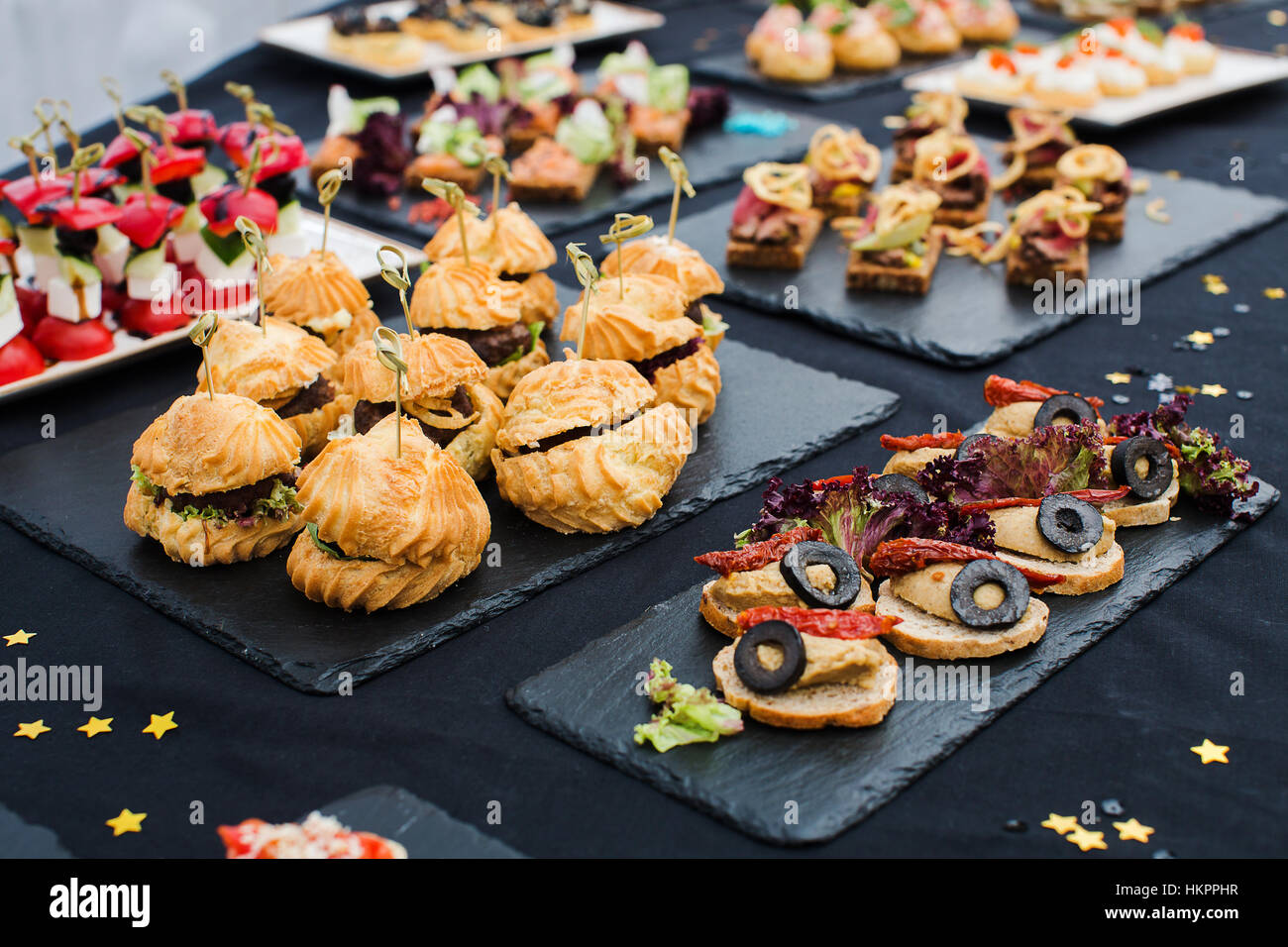 Leckere verschiedene Snacks auf Spieße Nahaufnahme Stockfoto