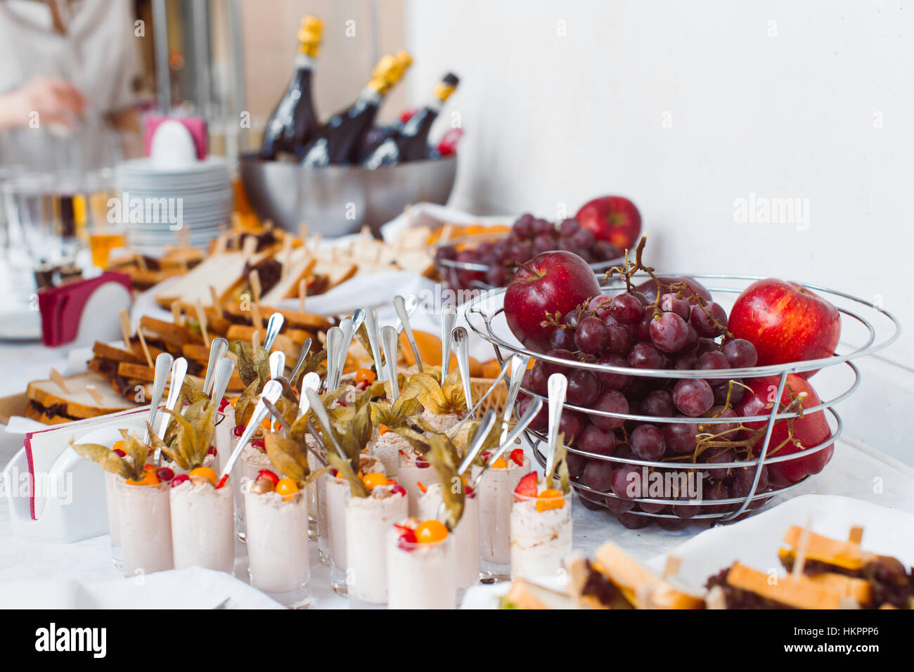 Trauben, Äpfel und andere Früchte auf Bankett Stockfoto