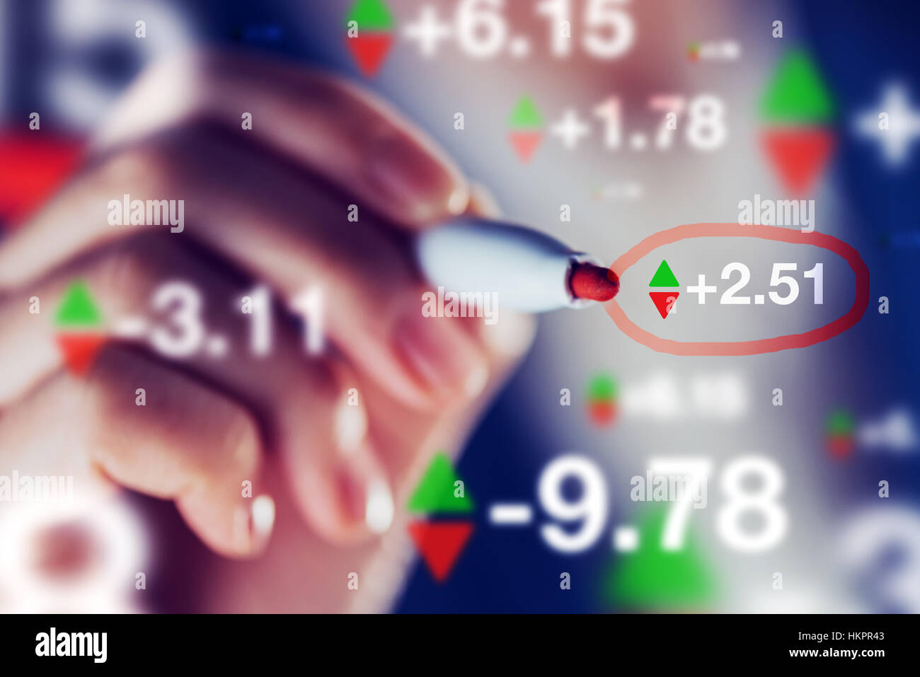 Geschäftsfrau Tracking stock Marktindikatoren, Business Handel und Wirtschaft Konzept, Hand mit Stift markieren zahlen. Stockfoto