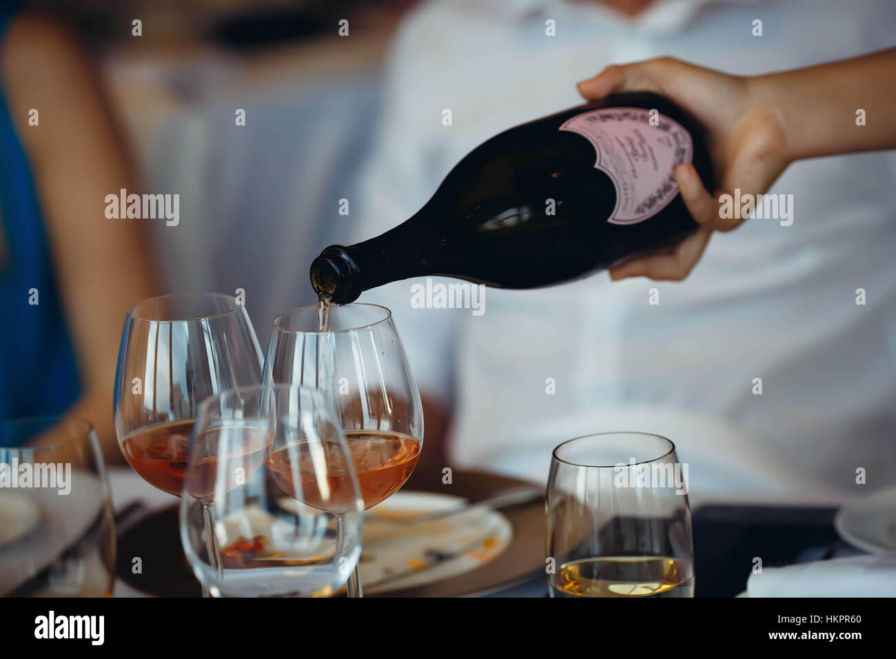 Hand gießen Wein Gläser Nahaufnahme Stockfoto