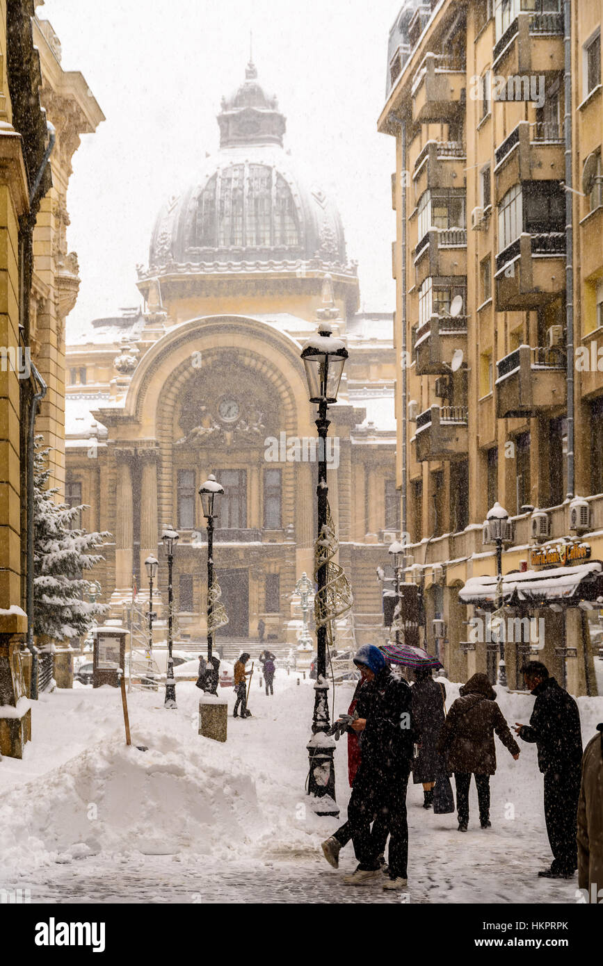 Bukarest, Rumänien - 6. Januar 2017: CEC Bank (Casa de Economii Si Consemnatiuni) während der Winter Schnee Sturm In Innenstadt von Bukarest. Stockfoto