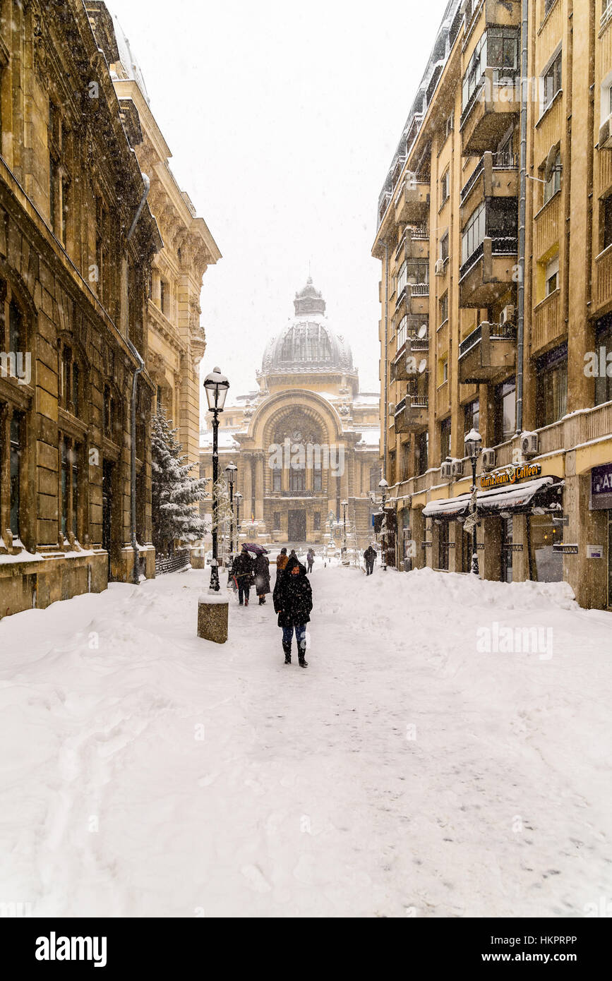 Bukarest, Rumänien - 6. Januar 2017: CEC Bank (Casa de Economii Si Consemnatiuni) während der Winter Schnee Sturm In Innenstadt von Bukarest. Stockfoto