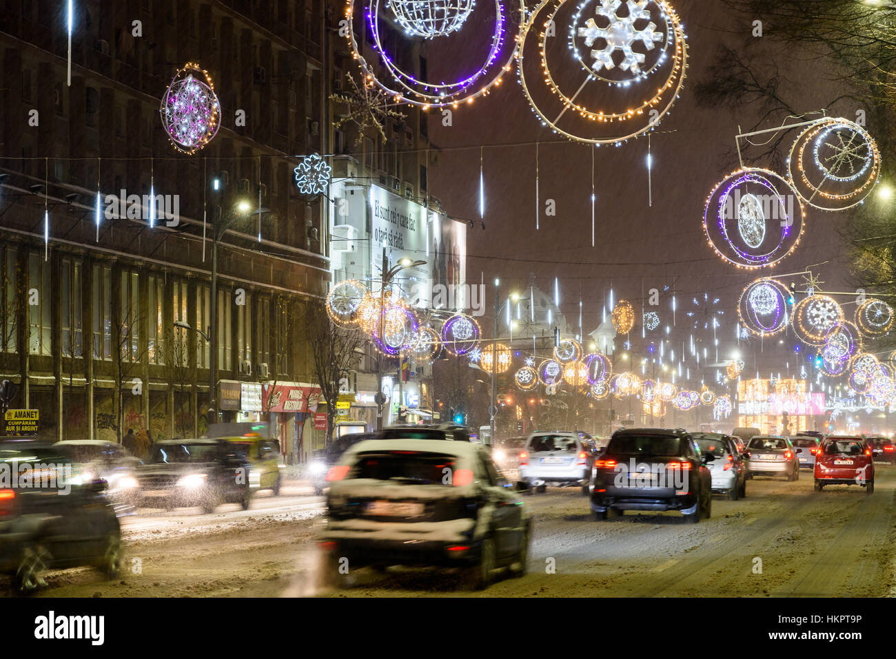 Bukarest, Rumänien - 8. Januar 2017: Harte Verkehr im Winter Schnee-Sturm im Zentrum von Bukarest Stadt. Stockfoto