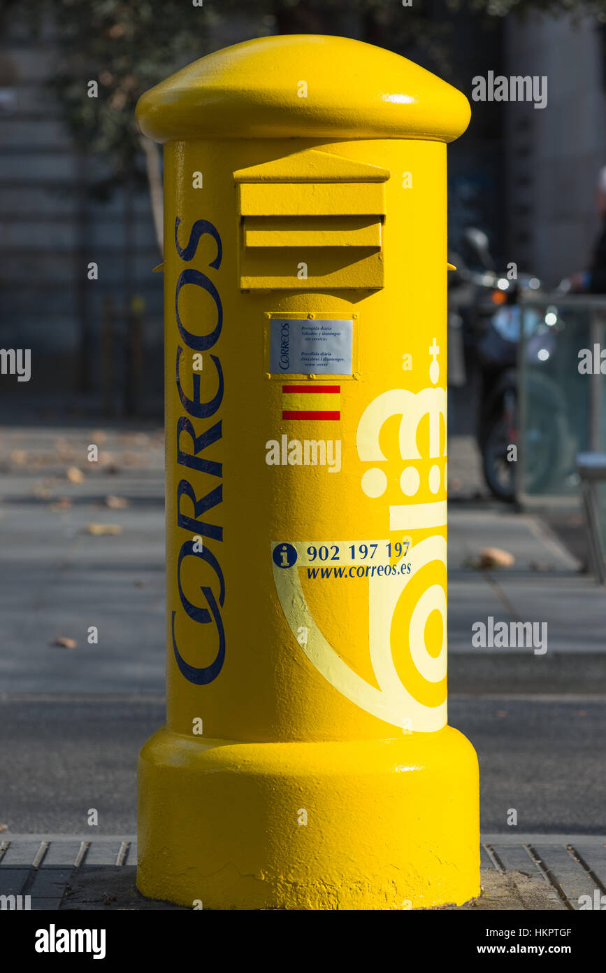 Correos gelben Briefkasten Barcelona Katalonien Spanien Stockfotografie -  Alamy