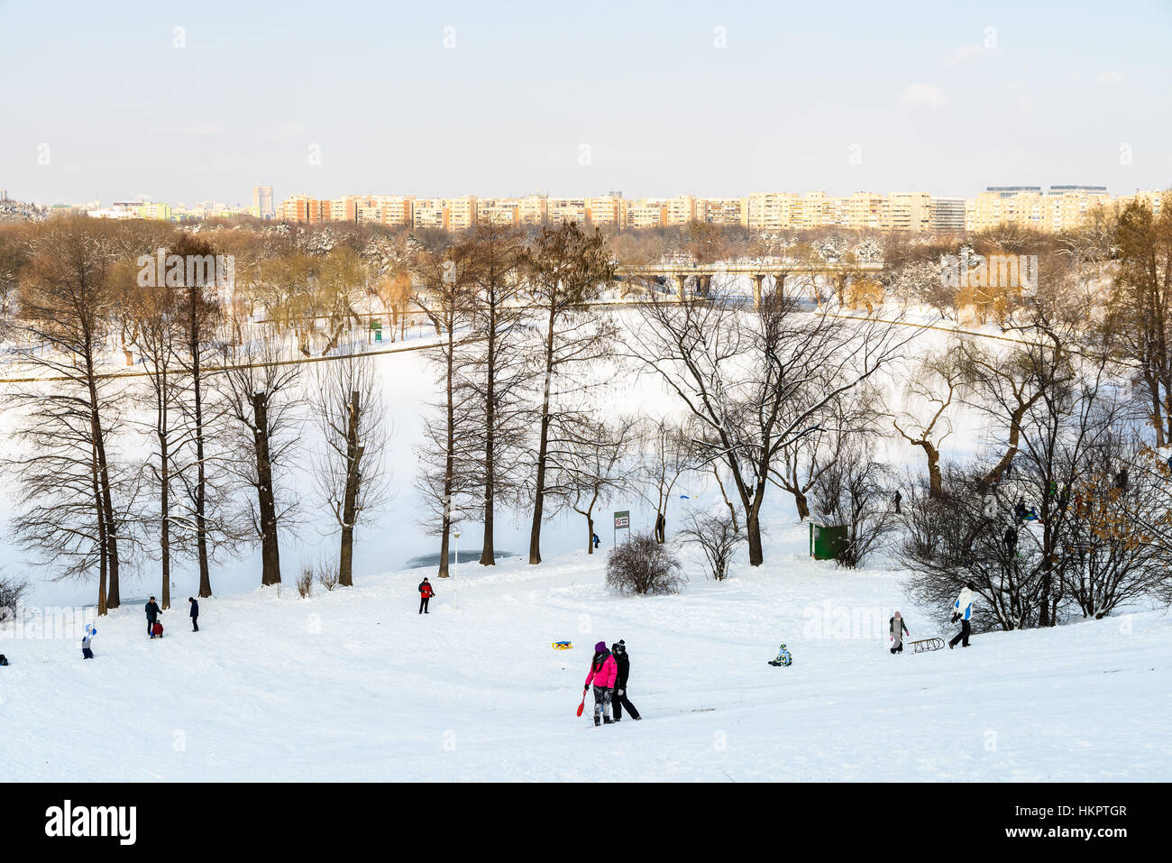 Bukarest, Rumänien - 11. Januar 2017: Kinder spielen mit Schnee nach Schneefall am Wintertag im Tineretului Park von Bukarest. Stockfoto