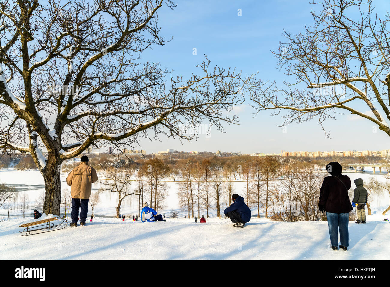 Bukarest, Rumänien - 11. Januar 2017: Kinder spielen mit Schnee nach Schneefall am Wintertag im Tineretului Park von Bukarest. Stockfoto