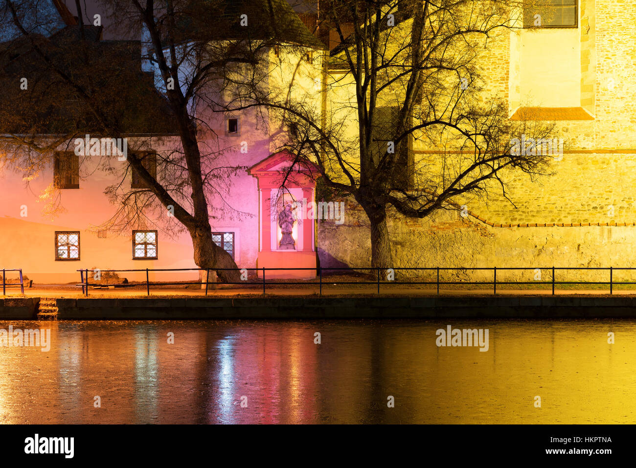 Nacht-Architektur in der Stadt. Alte Kirche am Ufer des Flusses. České-Budweis. Stockfoto