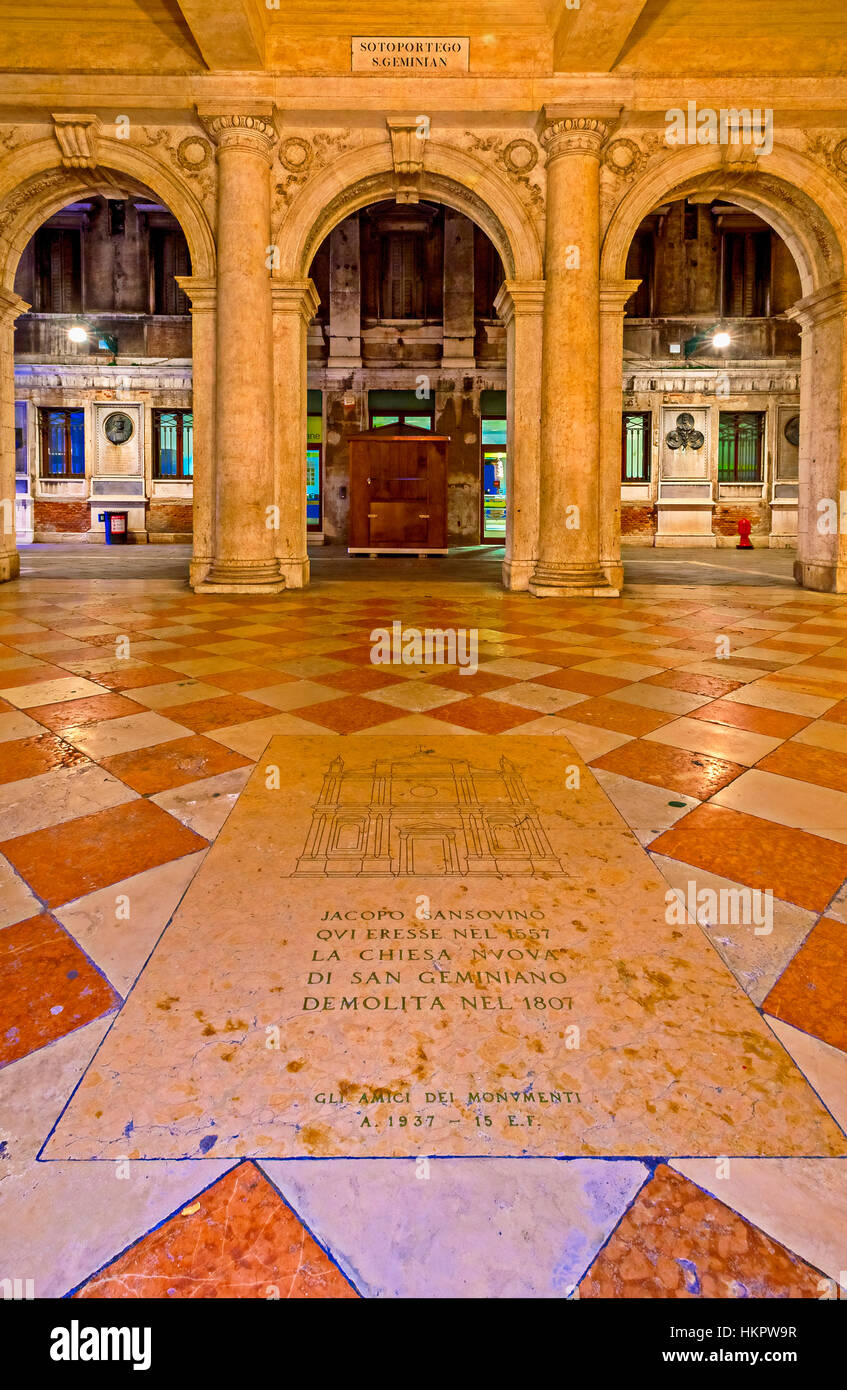 Italien Venetien Venedig - Piazza San Marco - Arcade von Correr Stadtmuseum - Gedenktafel in Erinnerung an die neue Kirche St. Geminiano 1557 von Jacopo Sansovino erbaut und im Jahre 1807 abgerissen Stockfoto