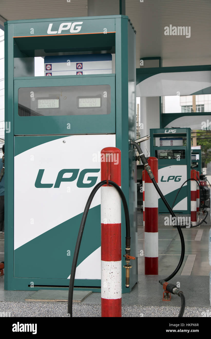 Tankstelle mit Pumpen. Kraftstoff-Zapfsäulen-LPG. Stockfoto