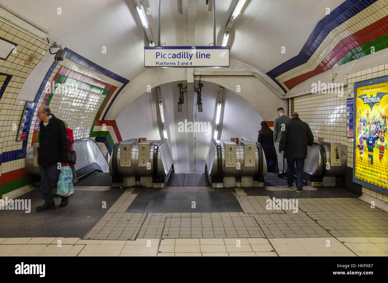 Die Oberseite der Rolltreppen hinunter die Piccadilly Line bei einer u-Bahnstation in der Londoner U-Bahn. Stockfoto