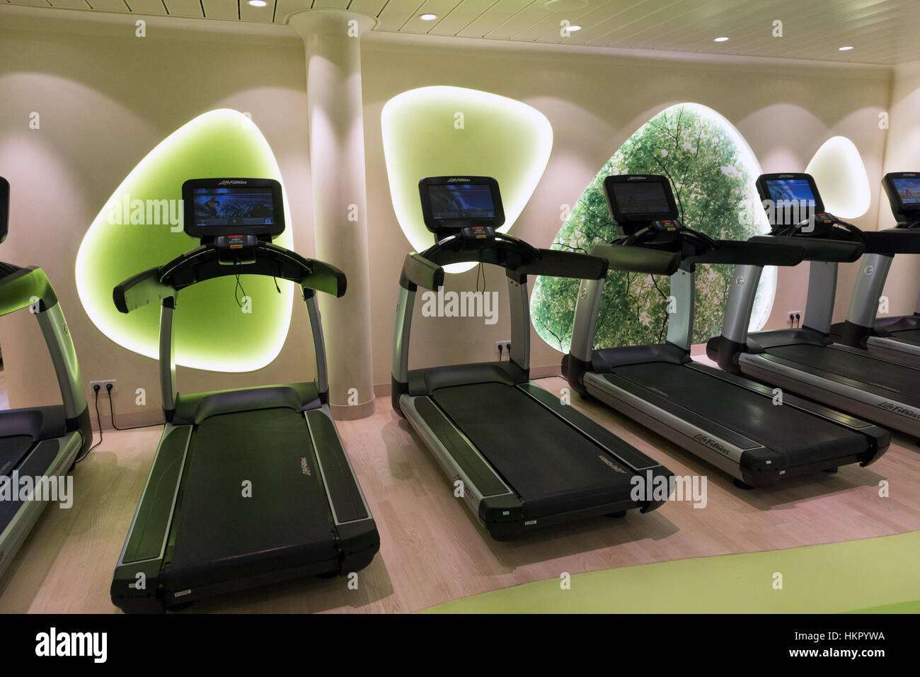ROTTERDAM - 24. November 2016: Zeile der Laufbänder im Fitness-Center an Bord des Kreuzfahrtschiffes AIDAprima. Stockfoto