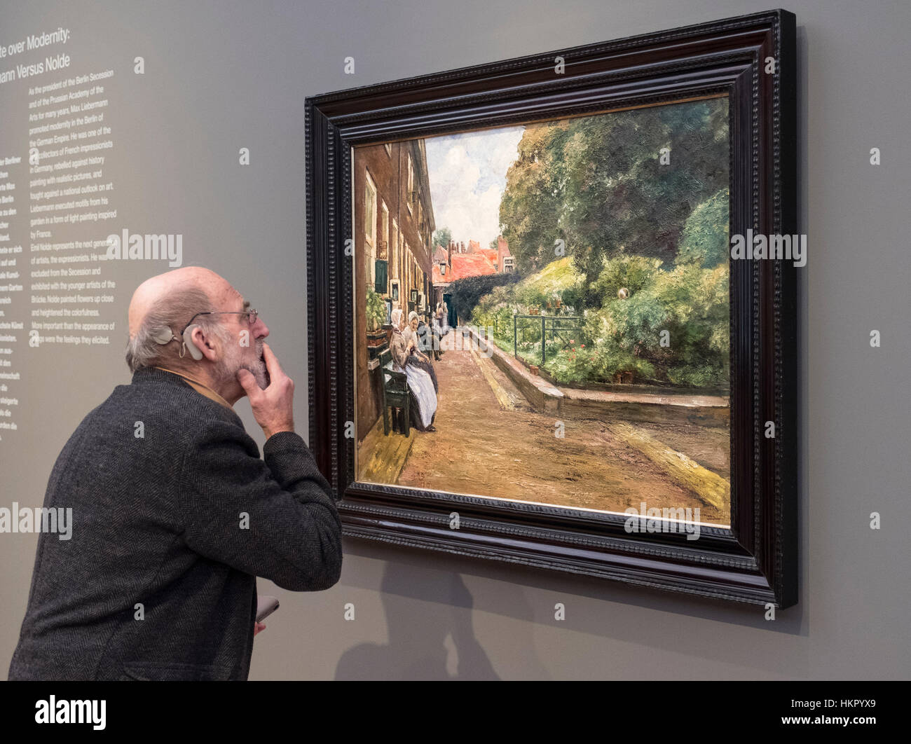 Besucher betrachten, malen, Stevenstift in Leiden von Max Liebermann, im neuen Museum Barberini in Potsdam Deutschland Stockfoto
