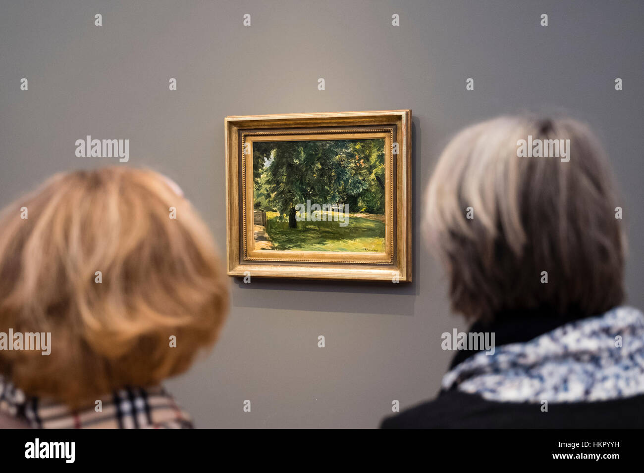 Besucher betrachten, Malerei, Garten-Bank unter der Kastanie im Garten von Max Liebermann, im neuen Museum Barberini in Potsdam Keim Wannsee Stockfoto