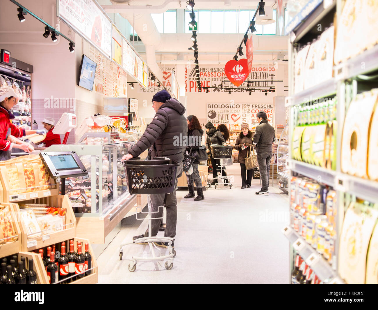 Kunden der Carrefour-Markt Gänge und Pay-Bereich in Cremona, Italien Stockfoto