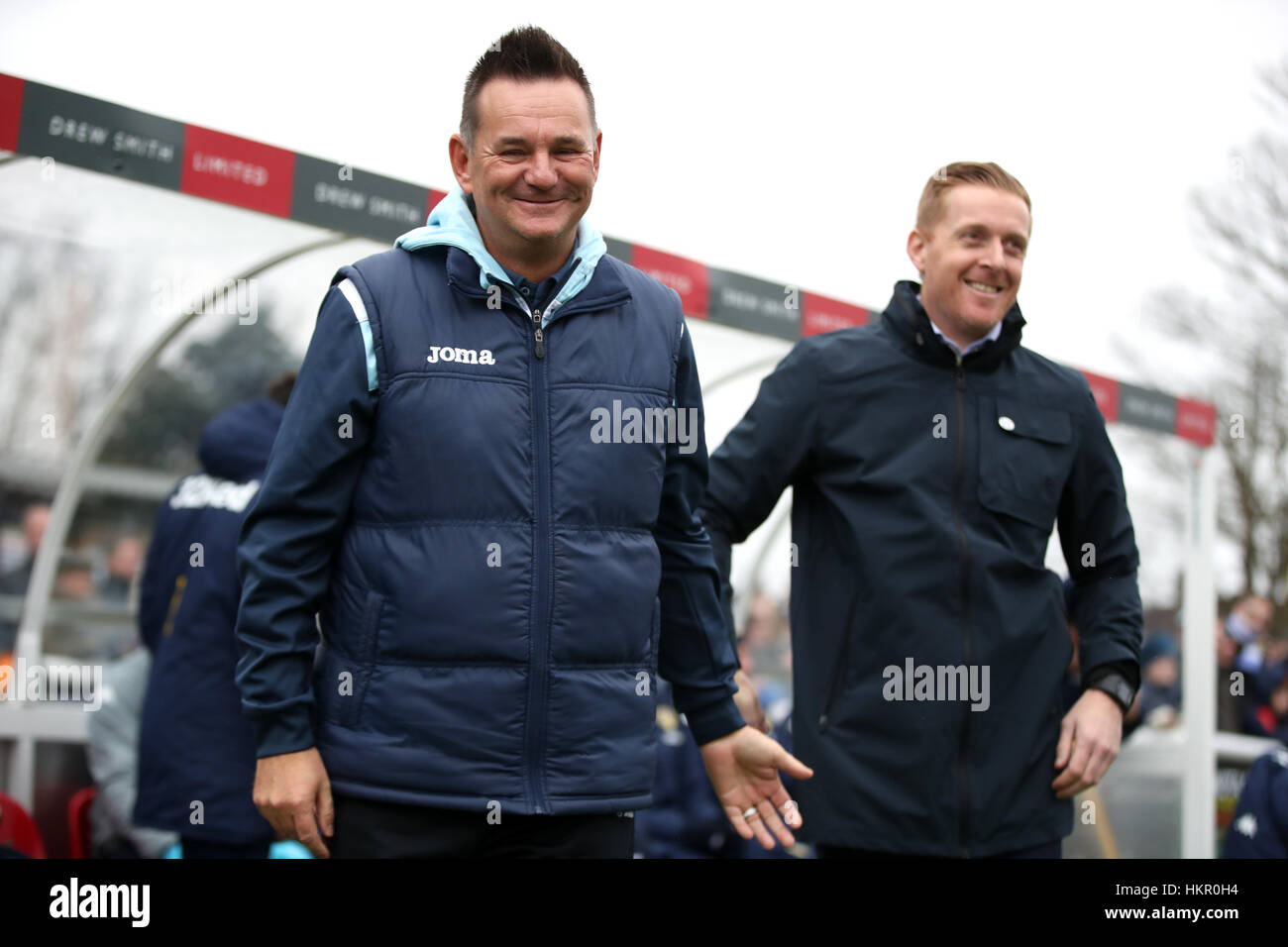 Sutton United-Trainer Paul Doswell neben Leeds United Manager Garry Mönch (rechts) während der Emirate FA Cup, vierten Vorrundenspiel am Sportplatz Borough, London. Stockfoto