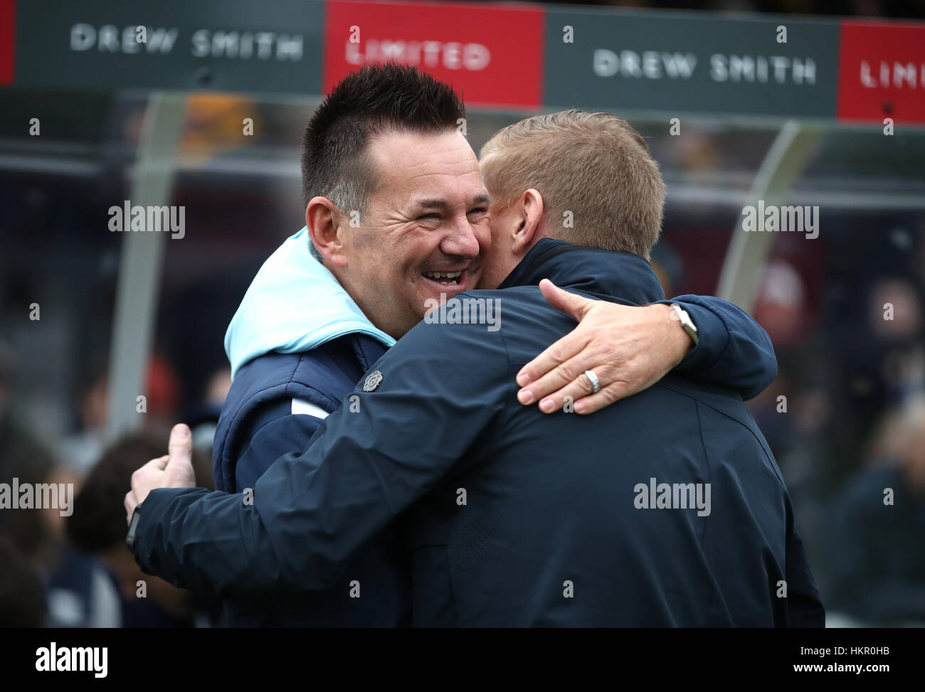 Sutton United-Trainer Paul Doswell grüßt Leeds United Manager Garry Mönch (rechts) während der Emirate FA Cup, vierten Vorrundenspiel am Sportplatz Borough, London. Stockfoto