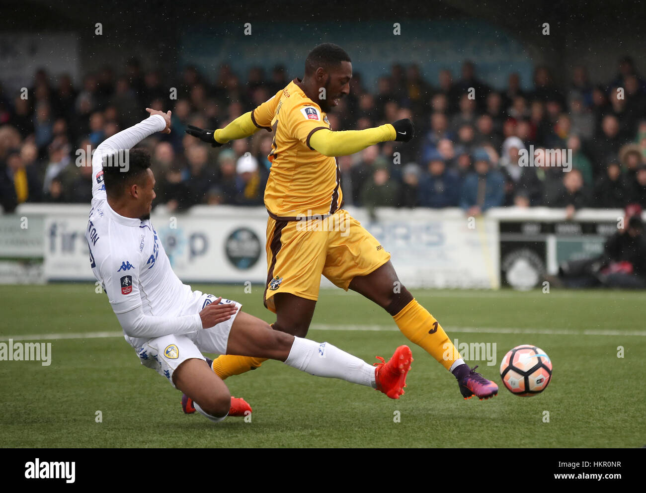 Sutton United Roarie Diakon hat ein Ziel bei Emirates FA Cup, vierten Vorrundenspiel am Sportplatz Borough, London abseits erklärt. Stockfoto