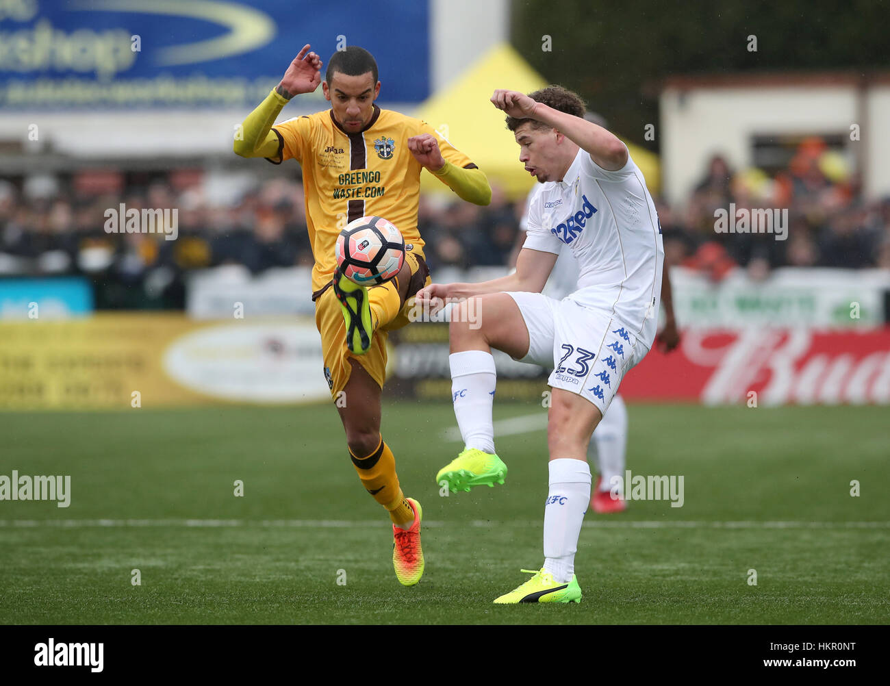 Sutton United Craig Eastmond (links) und Leeds United Kalvin Phillips kämpfen um den Ball während des Emirates FA Cup, vierten Vorrundenspiel am Sportplatz Borough, London. Stockfoto