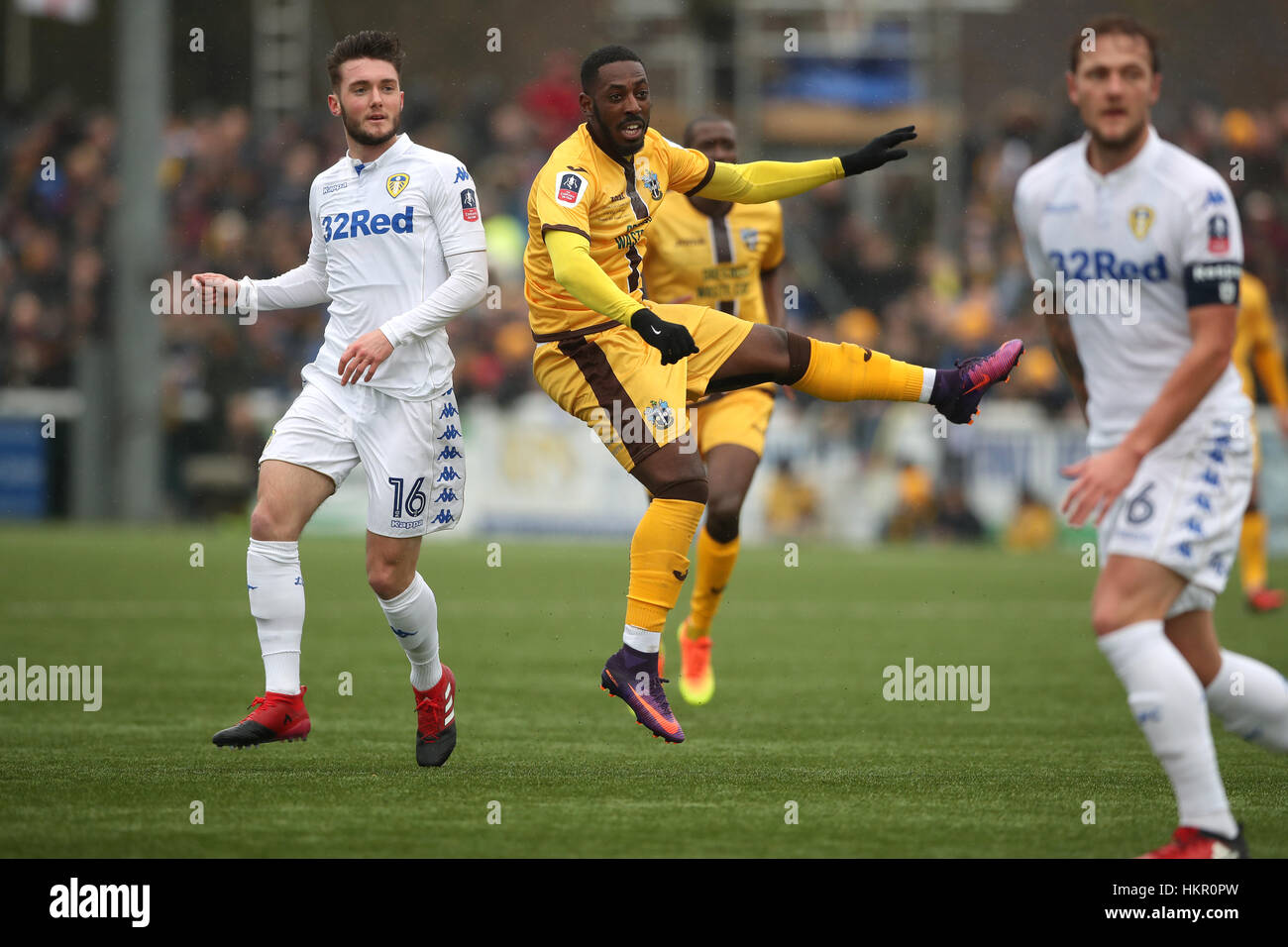 Sutton United Roarie Diakon hat einen Schuss auf Ziel vor Leeds United Matt Grimes während der Emirate FA Cup, vierten Vorrundenspiel am Sportplatz Borough, London. PRESSEVERBAND Foto. Bild Datum: Sonntag, 29. Januar 2017. Vgl. PA Geschichte Fußball Sutton. Bildnachweis sollte lauten: Nick Potts/PA Wire. Einschränkungen: EDITORIAL verwenden nur keine unbefugten Audio, Video, Daten, Spielpläne, Verbandsliga/Logos oder "live"-Dienste. Im Spiel Onlinenutzung beschränkt auf 75 Bilder, keine video Emulation. Keine Verwendung in Wetten, Spiele oder Vereinsspieler/Liga/Einzelpublikationen. Stockfoto