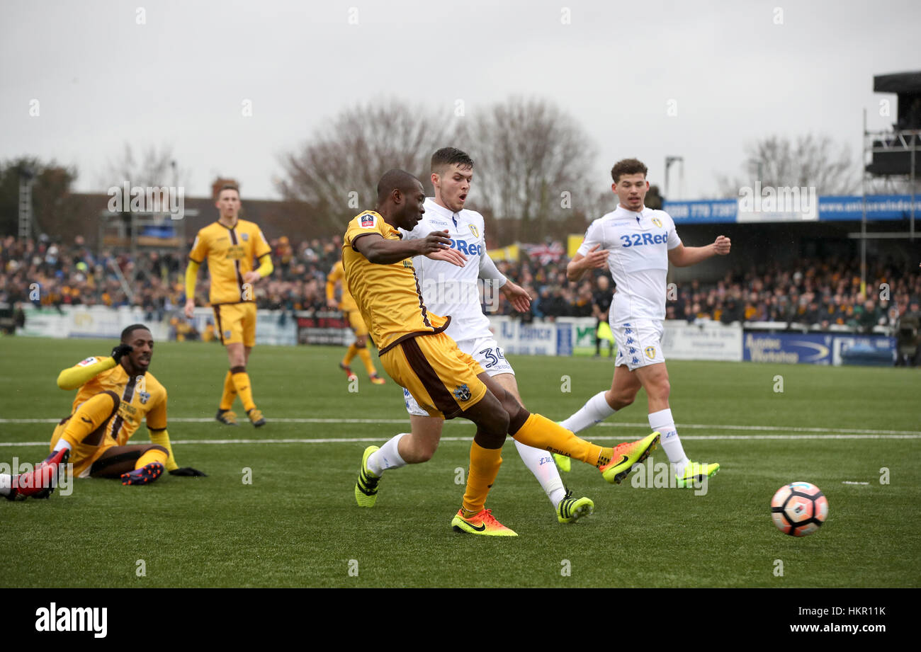 Sutton United Bedsente Gomis hat einen Schuss auf Ziel während der Emirate FA Cup, vierten Vorrundenspiel am Sportplatz Borough, London. Stockfoto