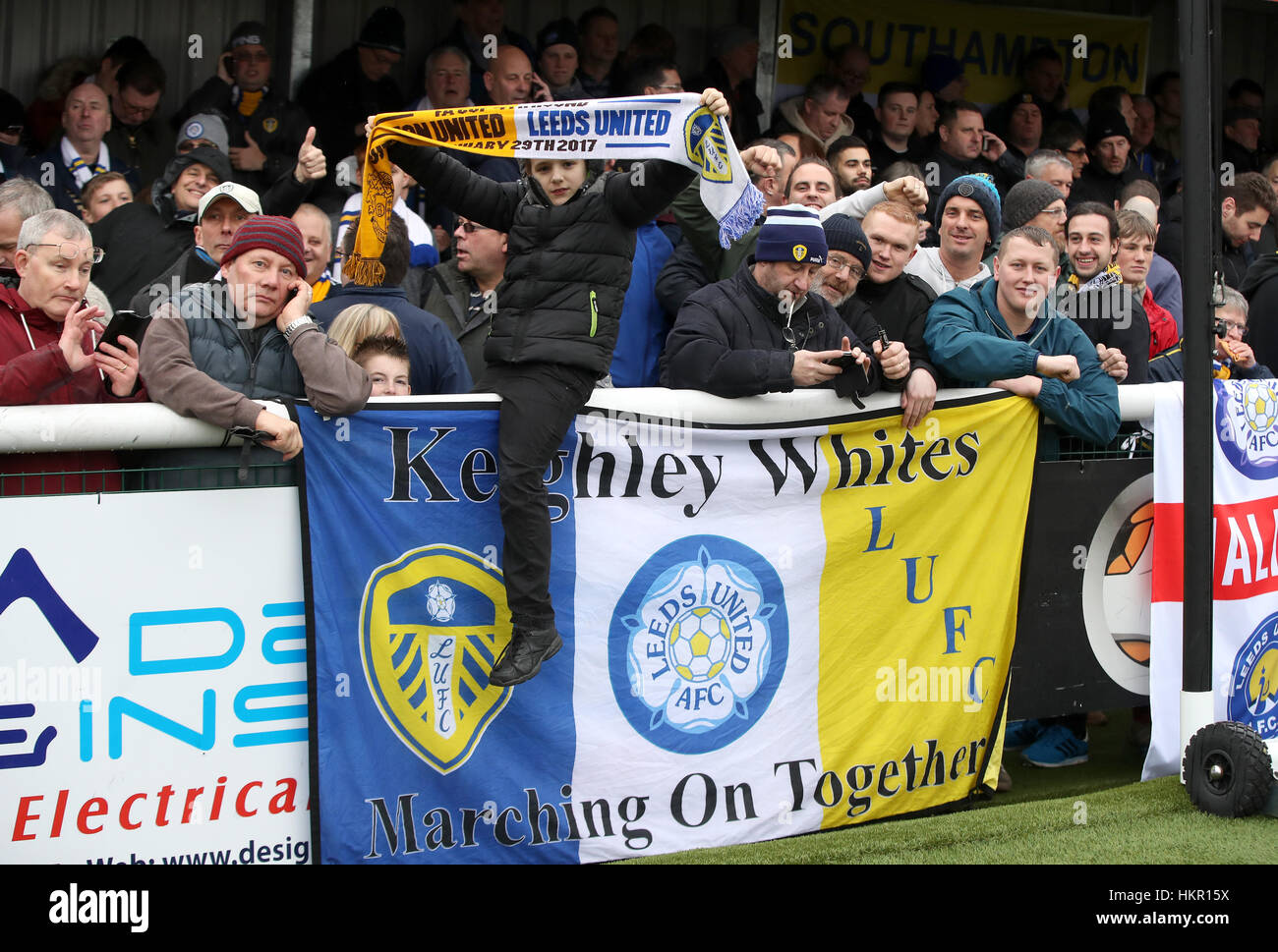 Fans von Leeds United beim Emirates FA Cup, dem Spiel der vierten Runde auf dem Sportplatz Borough in London. Stockfoto