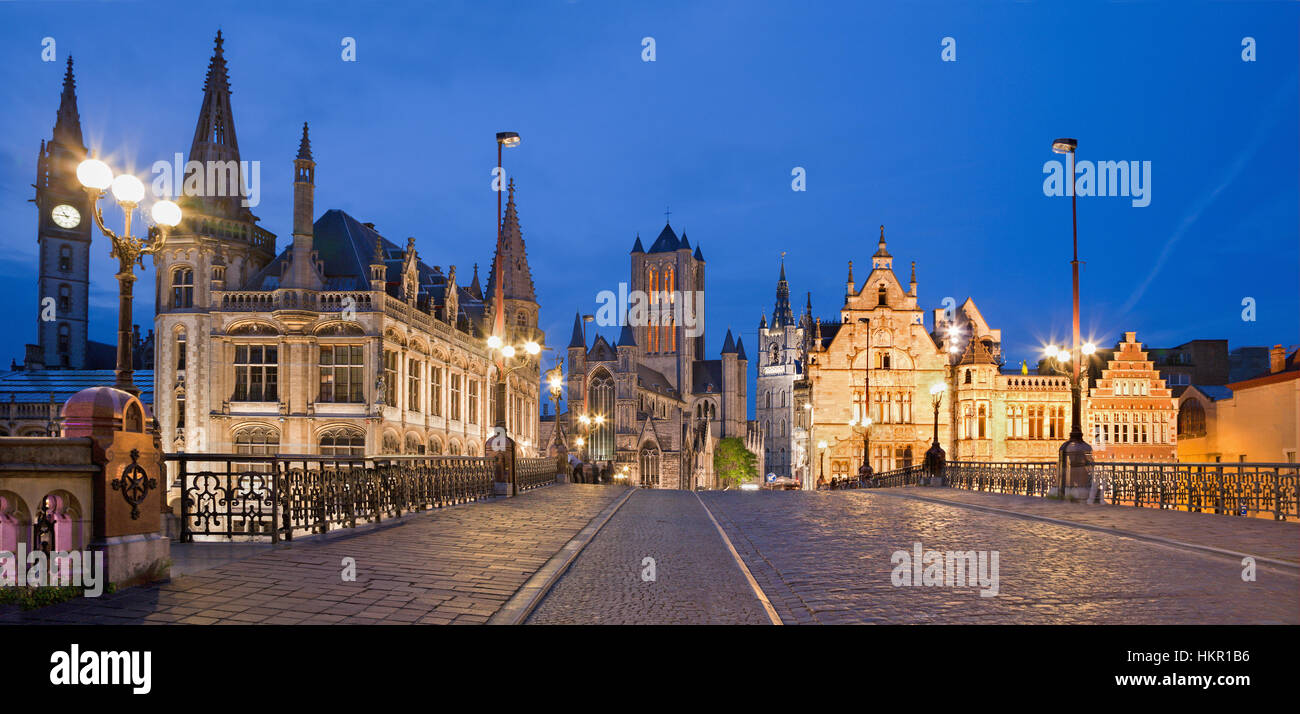 Gent, Belgien - 24. Juni 2012: Blick von Saint Michael s Brücke-Nikolaus-Kirche und Rathaus Abend. Stockfoto