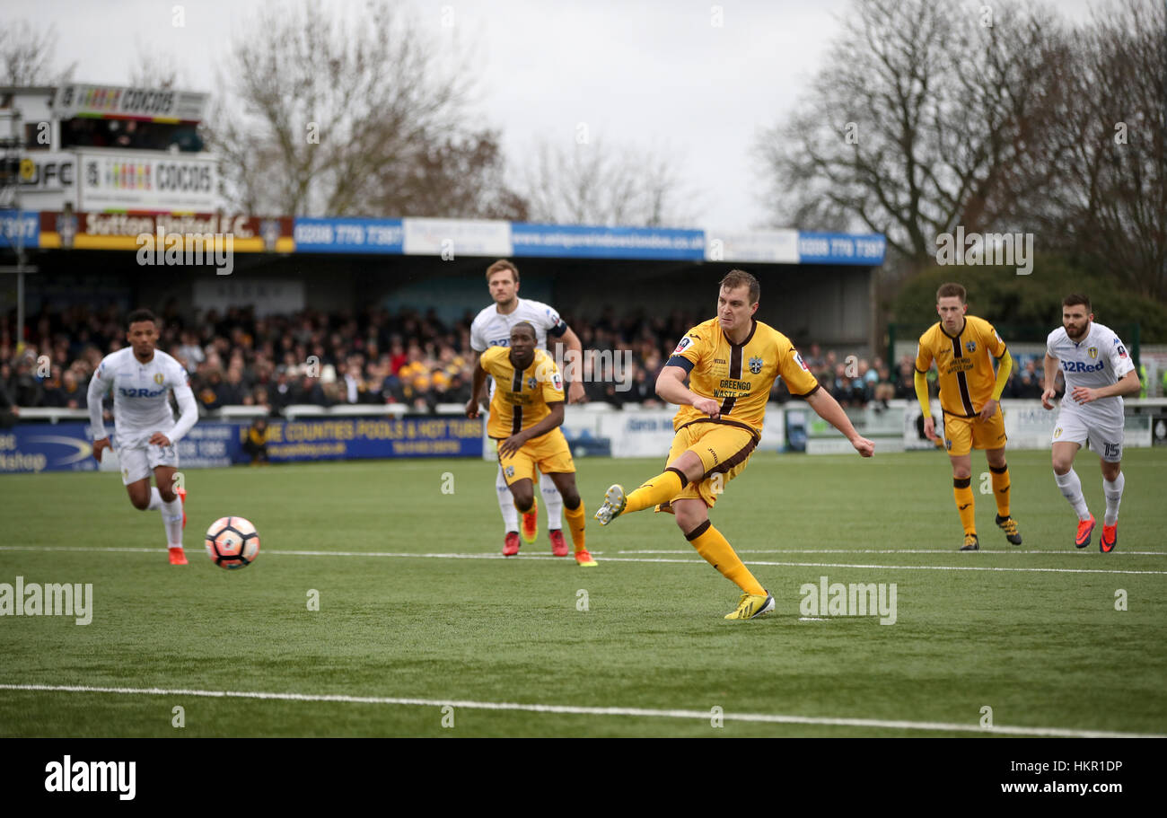 Sutton United Jamie Collins feiert scoring seiner Seite das erste Tor des Spiels den Strafstoß während Emirates FA Cup, vierten Vorrundenspiel am Sportplatz Borough, London. Stockfoto