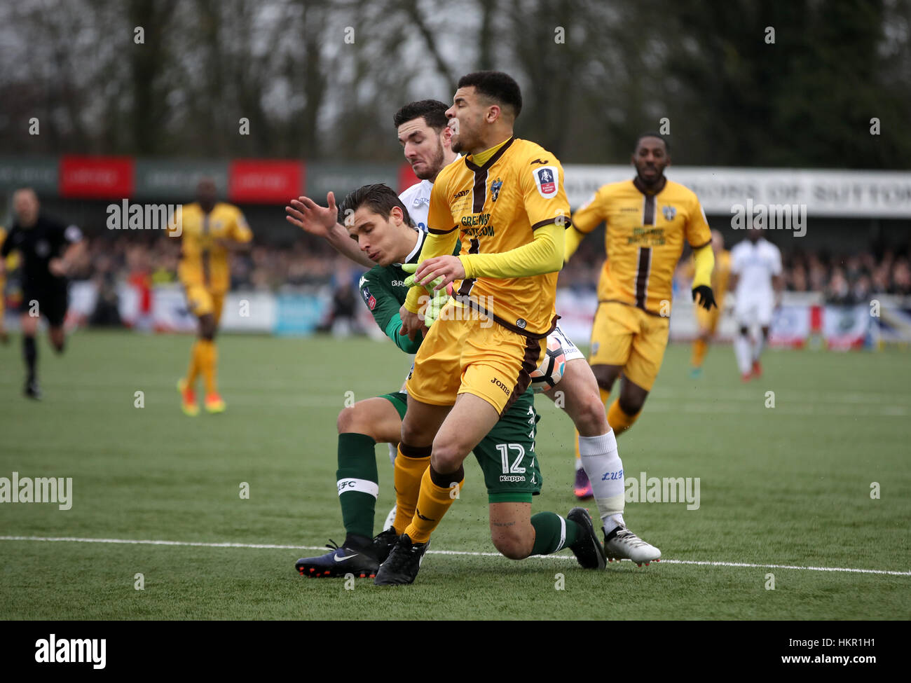 Leeds United Lewie Coyle (Mitte) Foulspiel von Sutton United Maxime Biamou(right) während der Emirate FA Cup, vierten Vorrundenspiel am Sportplatz Borough, London. Stockfoto