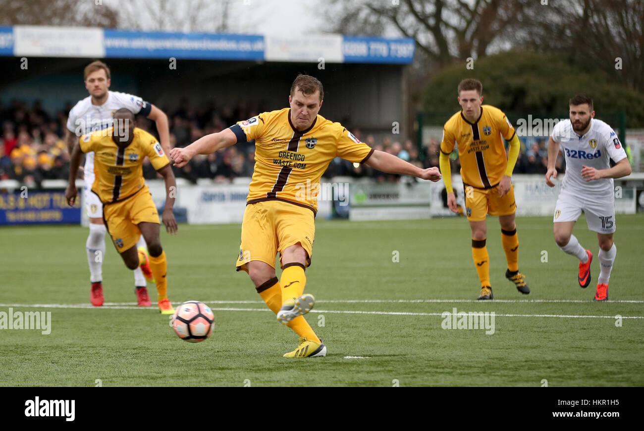 Sutton United Jamie Collins feiert scoring seiner Seite das erste Tor des Spiels den Strafstoß während Emirates FA Cup, vierten Vorrundenspiel am Sportplatz Borough, London. Stockfoto