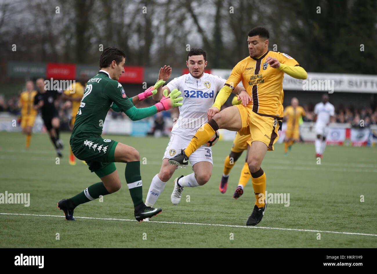 Leeds United Lewie Coyle (Mitte) Foulspiel von Sutton United Maxime Biamou(right) während der Emirate FA Cup, vierten Vorrundenspiel am Sportplatz Borough, London. Stockfoto