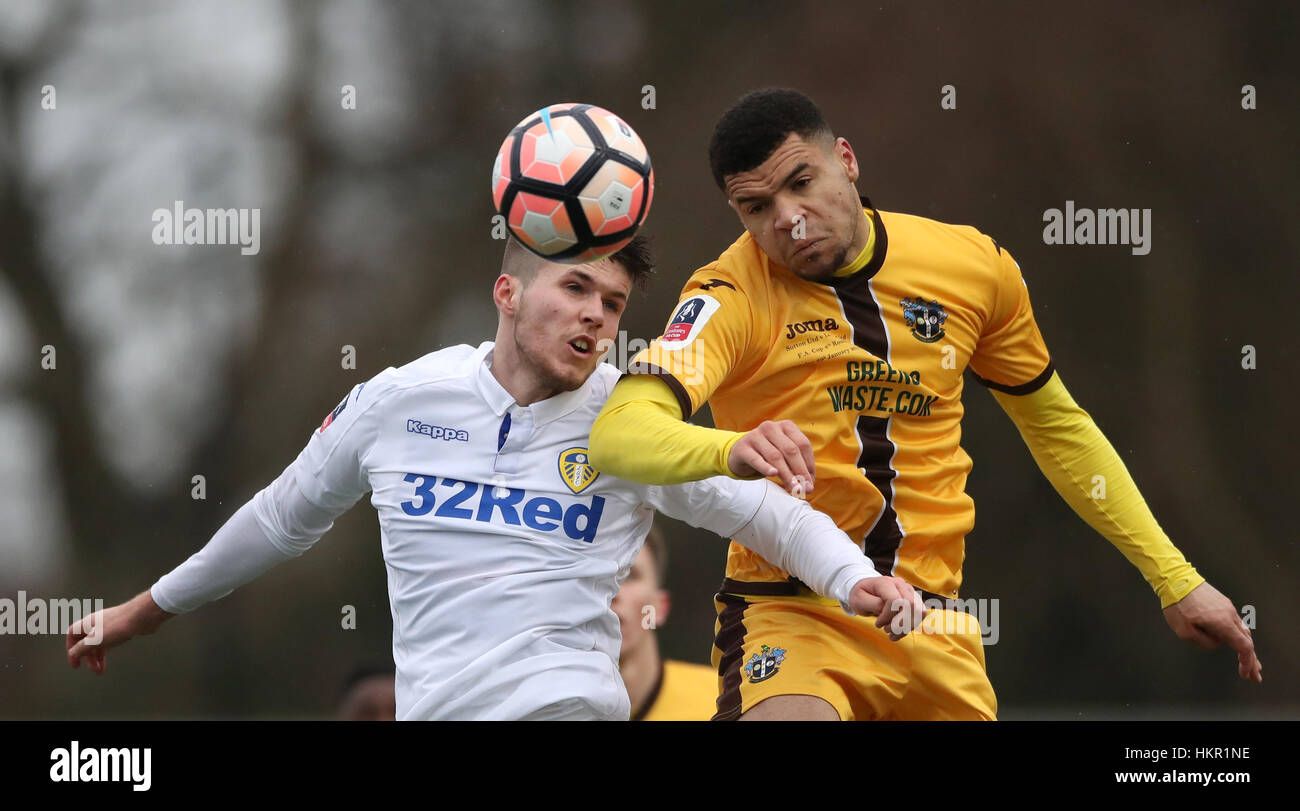 Sutton United Maxime Biamou (rechts) und Leeds United Paul McKay kämpfen um den Ball in der Luft während der Emirate FA Cup, vierten Vorrundenspiel am Sportplatz Borough, London. Stockfoto