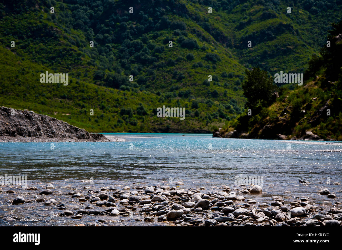 Seeblick Seite Küste mit grünen Gebirgshintergrund Stockfoto