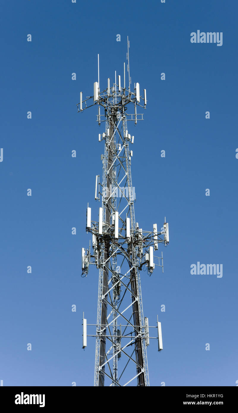 Kommunikation Turm mit verschiedenen Handy und Kurzwellen-Antennen Stockfoto