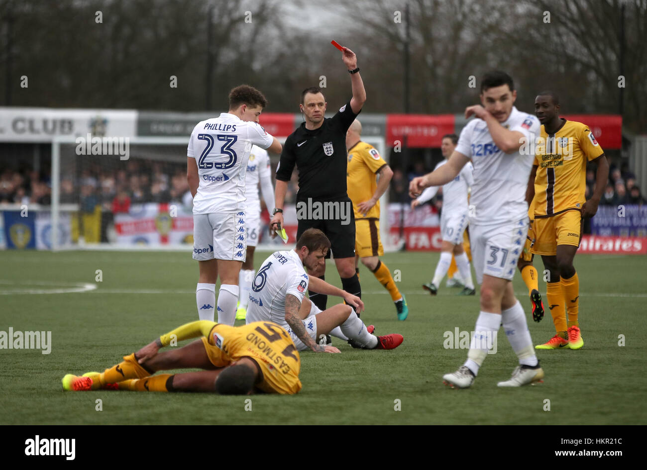 Liam Cooper von Leeds United wird vom Schiedsrichter Stuart Attwell während des Emirates FA Cup, dem Spiel der vierten Runde auf dem Sportplatz Borough in London, eine rote Karte gezeigt. Stockfoto