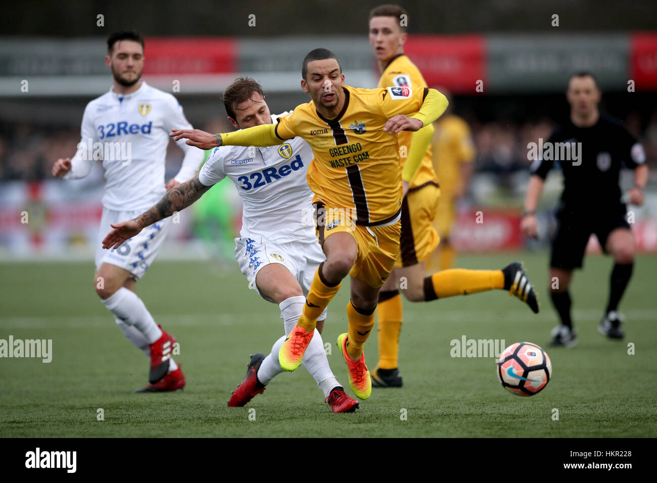 Leeds United Liam Cooper (links) Fouls Sutton United Craig Eastmond vor Erhalt einer zweiten gelben Karte während des Emirates FA Cup, vierten Vorrundenspiel am Sportplatz Borough, London. Stockfoto