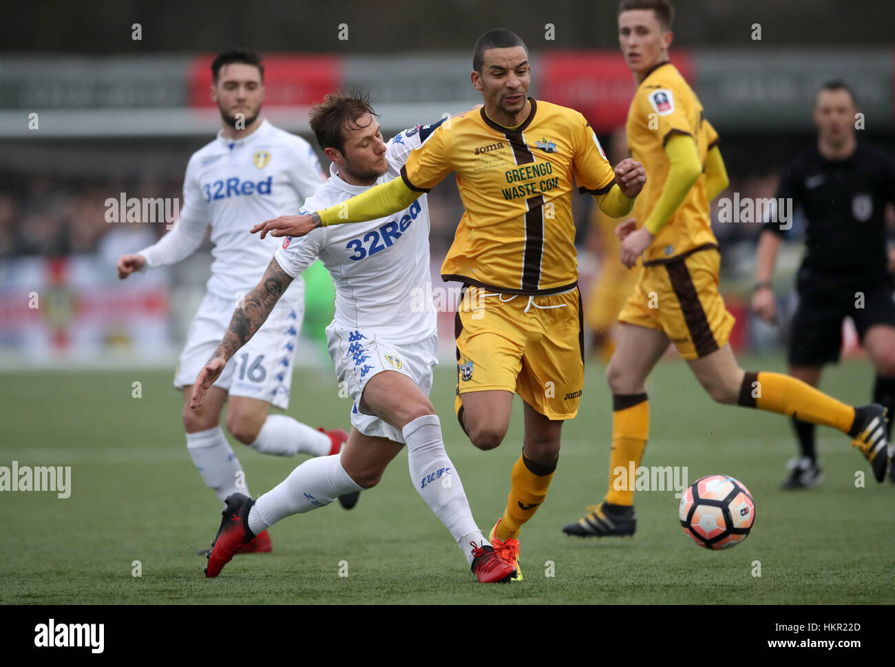 Leeds United Liam Cooper (links) Fouls Sutton United Craig Eastmond vor Erhalt einer zweiten gelben Karte während des Emirates FA Cup, vierten Vorrundenspiel am Sportplatz Borough, London. Stockfoto