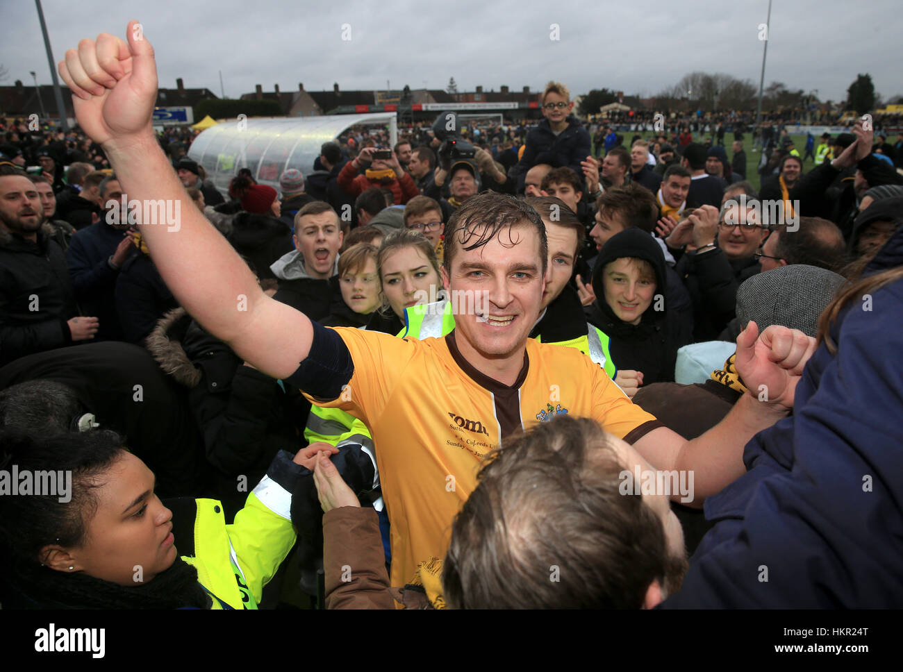Sutton United Jamie Collins feiert nach dem Schlusspfiff beim Emirates FA Cup vierten Vorrundenspiel am Sportplatz Borough, London. Stockfoto