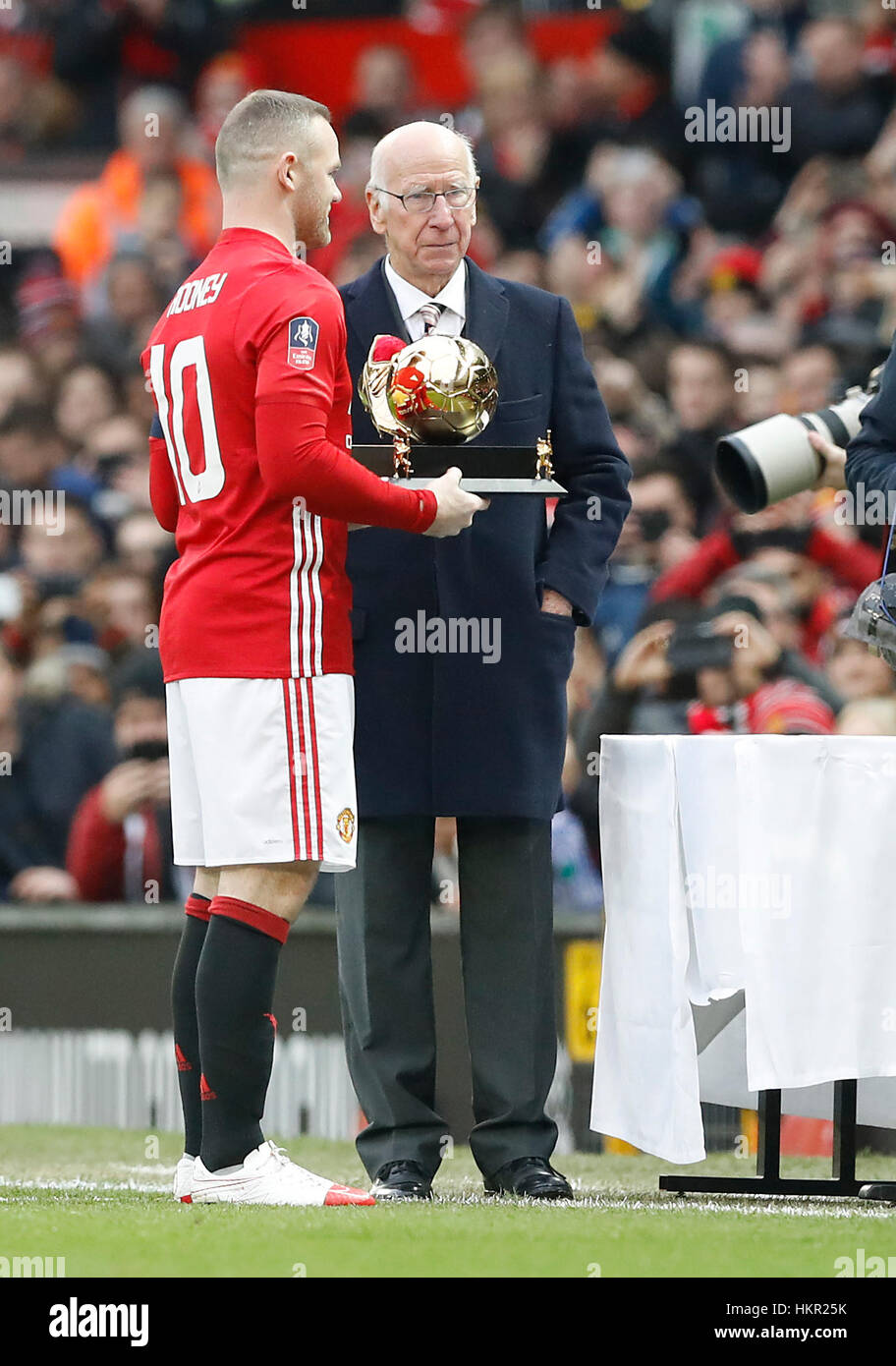 Manchester Uniteds Wayne Rooney (links) neben Sir Bobby Charlton während einer Trophäe Präsentation zu Manchester United Torschützenkönig beim Emirates FA Cup vierten Vorrundenspiel im Old Trafford, Manchester. Stockfoto