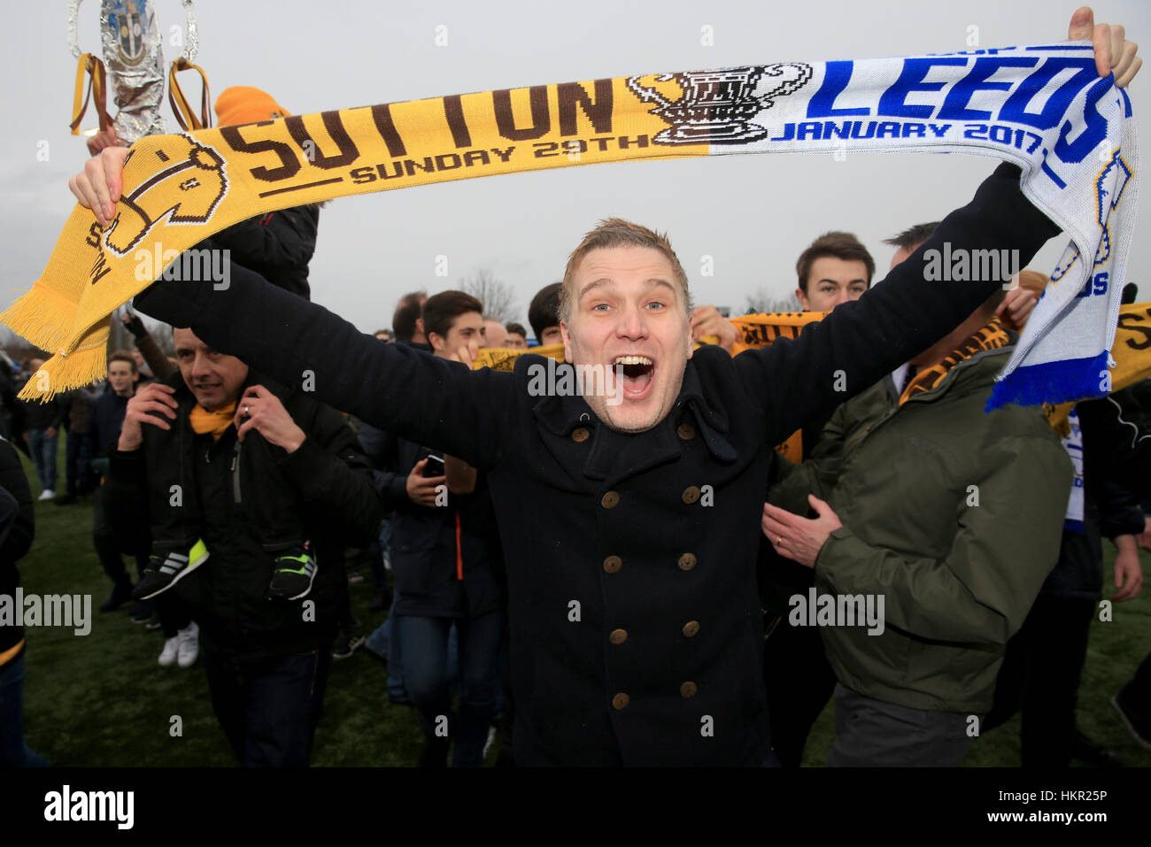 Ein Fan von Sutton United feiert nach dem Schlusspfiff beim Emirates FA Cup vierten Vorrundenspiel am Sportplatz Borough, London. Stockfoto
