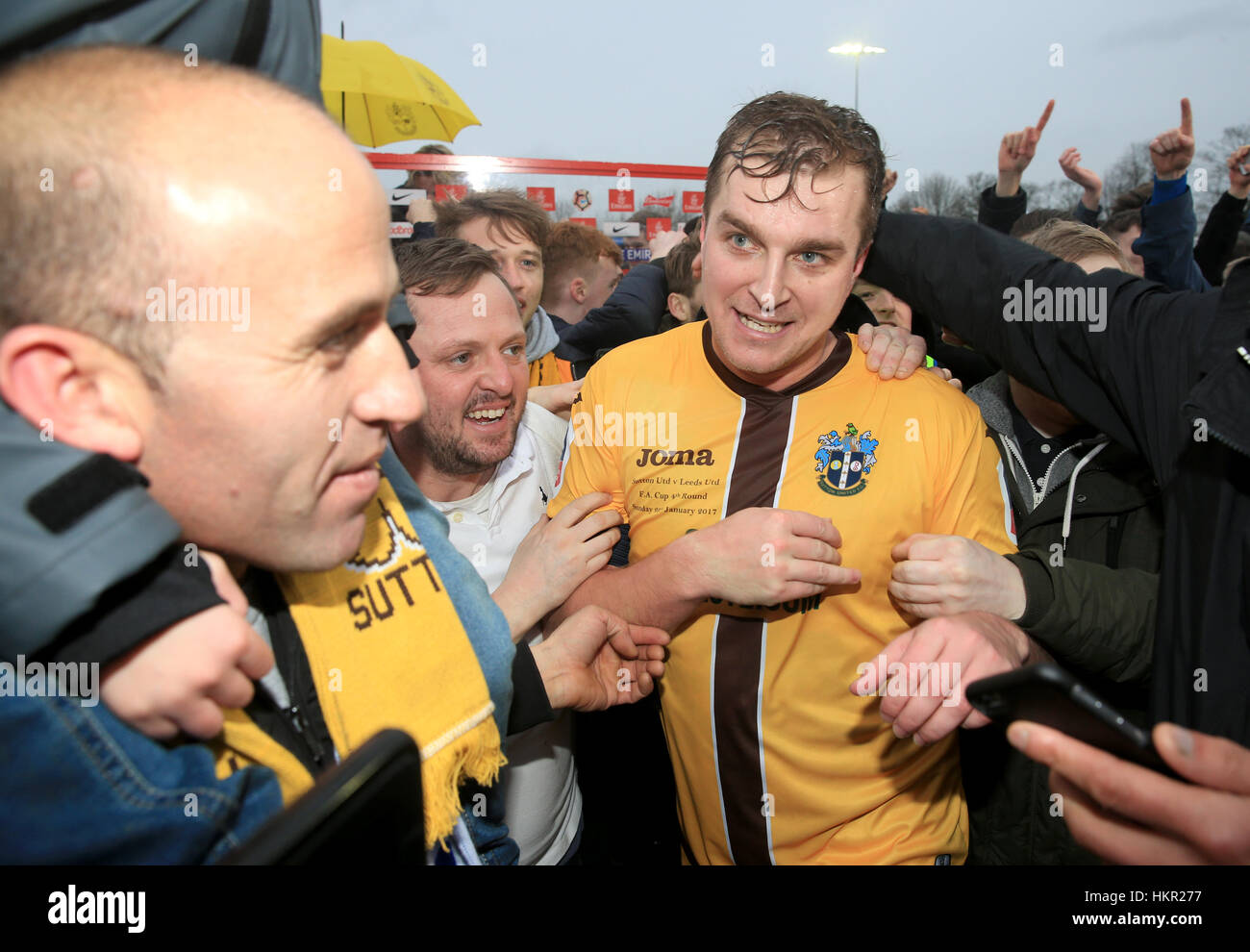 Sutton United Jamie Collins feiert nach dem Schlusspfiff beim Emirates FA Cup vierten Vorrundenspiel am Sportplatz Borough, London. Stockfoto