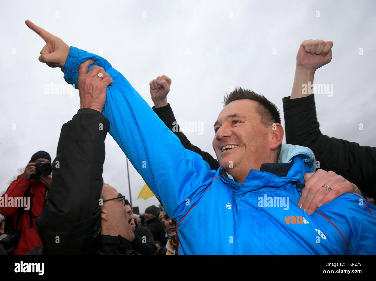 Sutton United-Trainer Paul Doswell feiert nach dem Schlusspfiff beim Emirates FA Cup vierten Vorrundenspiel am Sportplatz Borough, London. Stockfoto