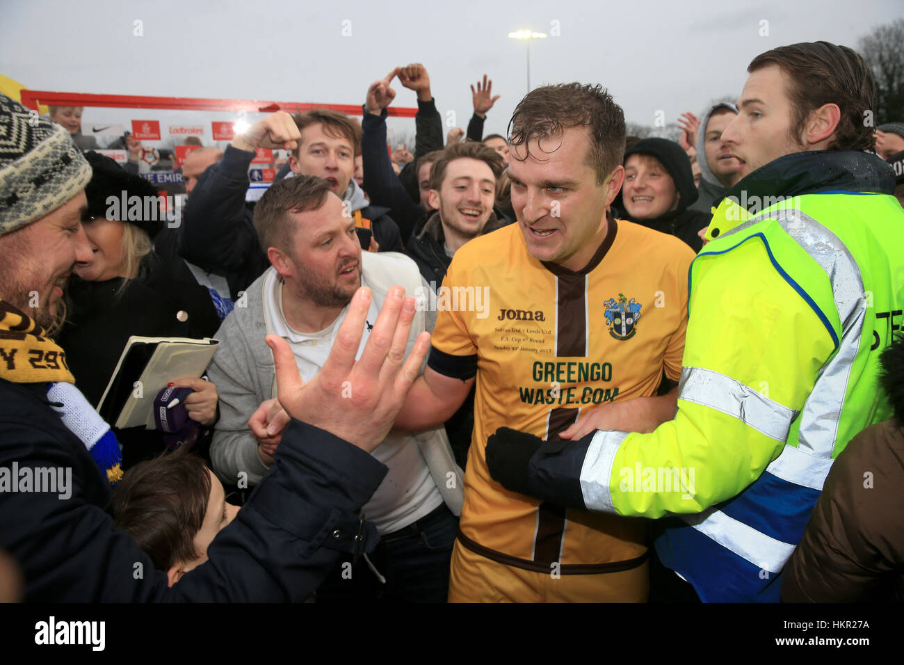 Sutton United Jamie Collins feiert nach dem Schlusspfiff beim Emirates FA Cup vierten Vorrundenspiel am Sportplatz Borough, London. Stockfoto