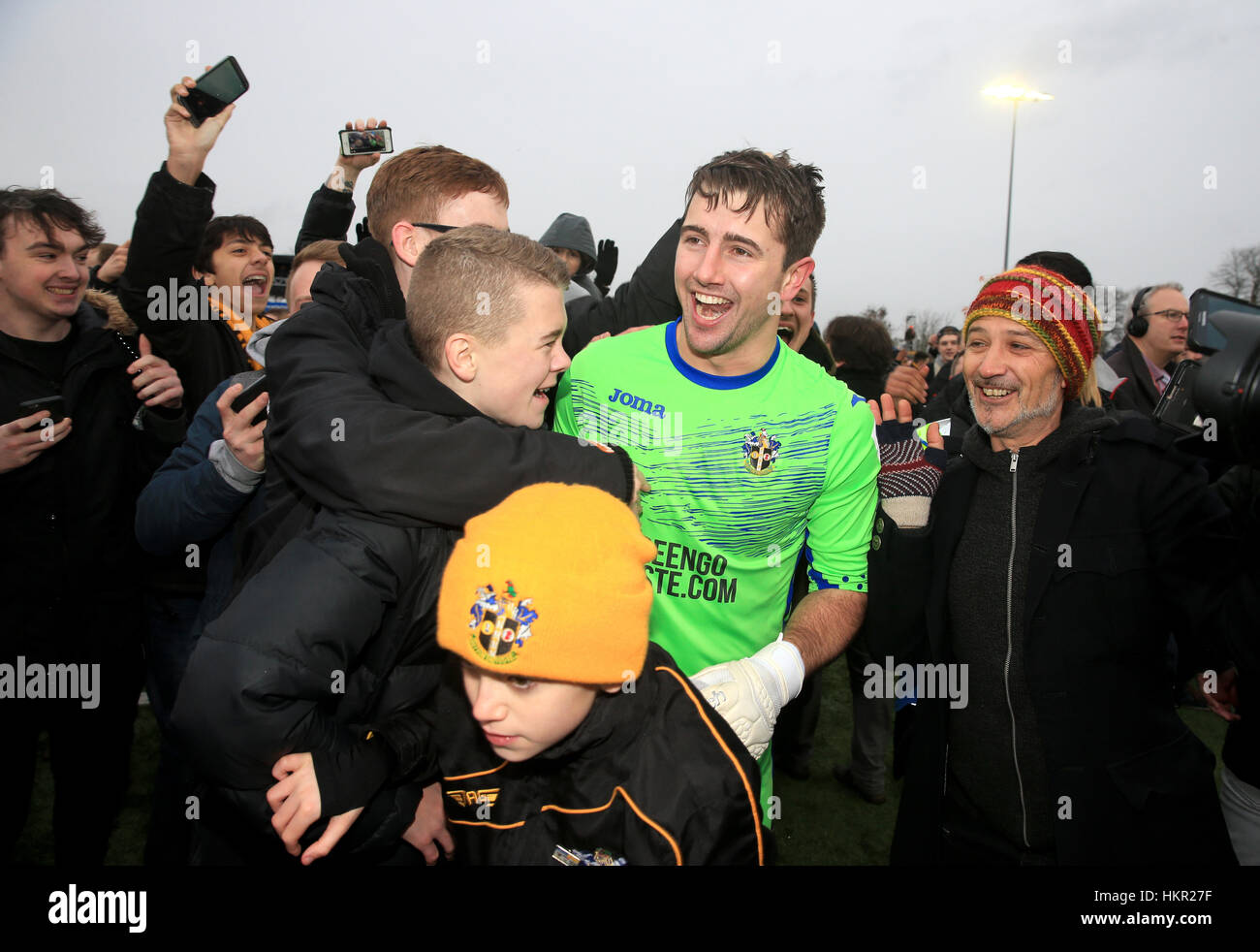 Sutton United Torhüter Ross Worner feiert nach dem Schlusspfiff beim Emirates FA Cup vierten Vorrundenspiel am Sportplatz Borough, London. Stockfoto