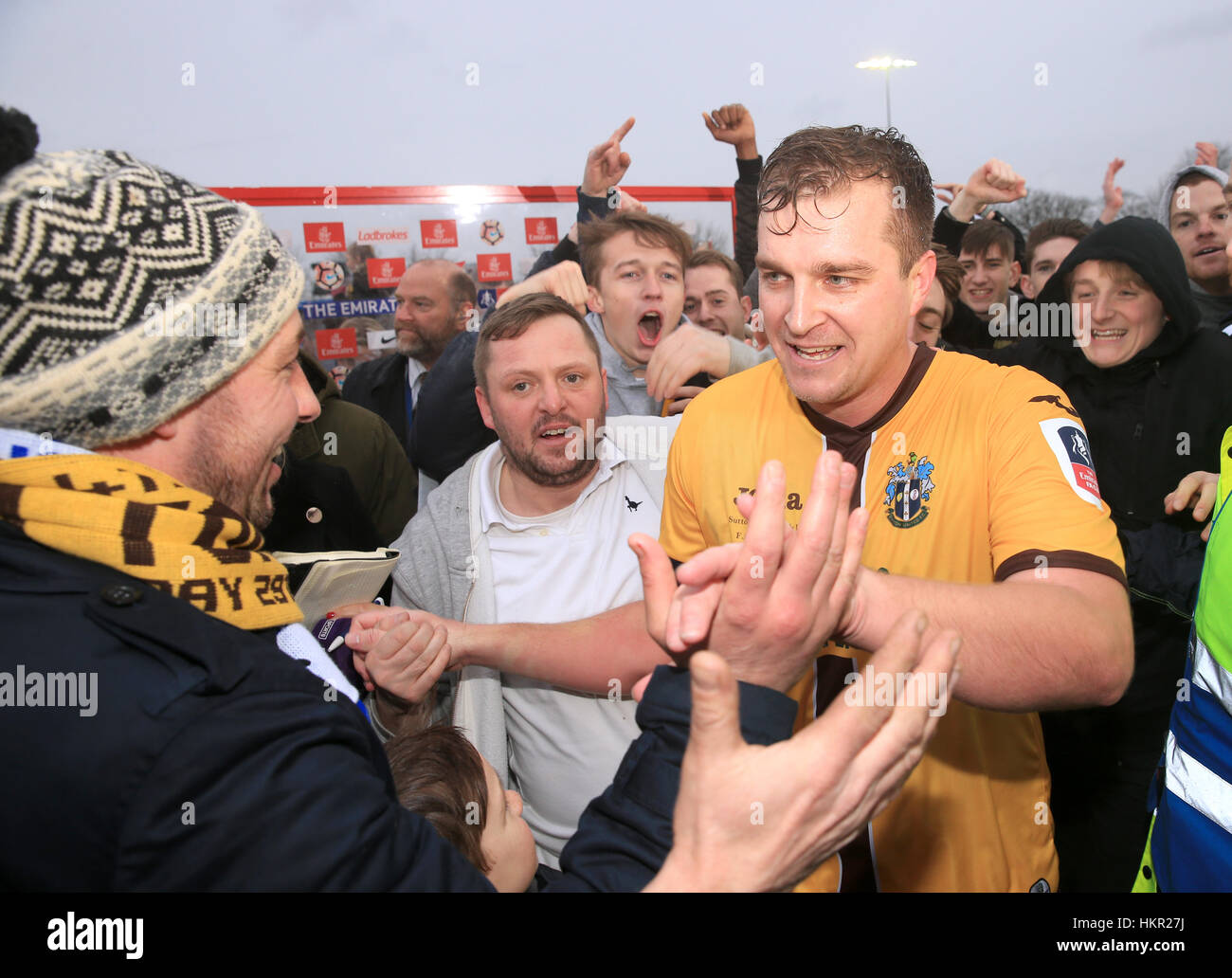 Sutton United Jamie Collins feiert nach dem Schlusspfiff beim Emirates FA Cup vierten Vorrundenspiel am Sportplatz Borough, London. Stockfoto