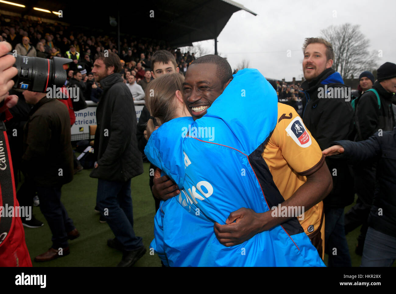 Sutton United Bedsente Gomis feiert nach dem Schlusspfiff beim Emirates FA Cup vierten Vorrundenspiel am Sportplatz Borough, London. Stockfoto