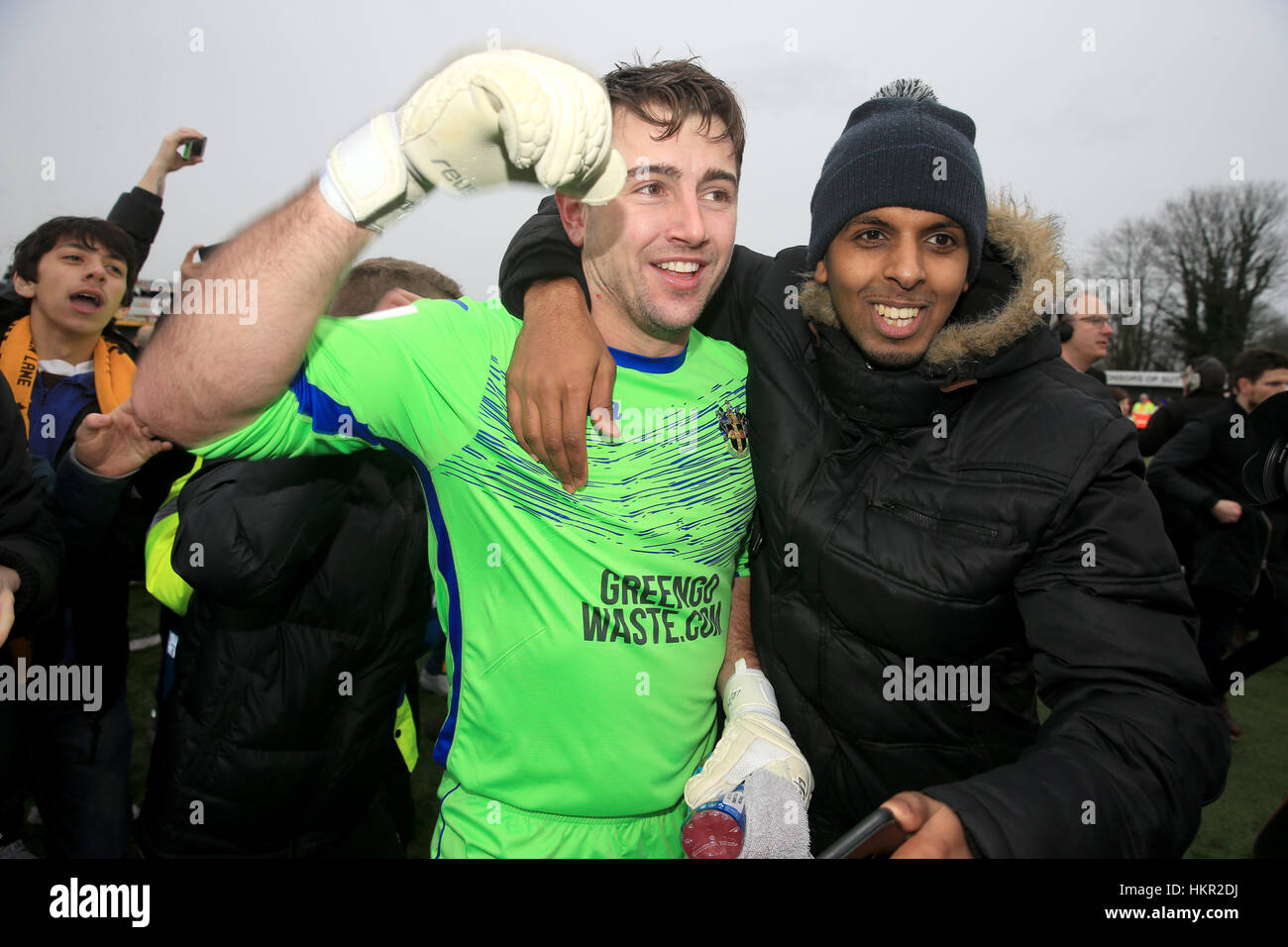 Sutton United-Torwart Ross Worner feiert nach dem letzten Pfiff während des Emirates FA Cup, das Spiel der vierten Runde auf dem Sportplatz Borough in London. Stockfoto
