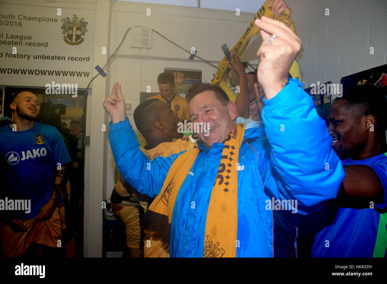 Paul Doswell, Manager von Sutton United, feiert nach dem letzten Pfiff während des Emirates FA Cup, das Spiel der vierten Runde auf dem Sportplatz Borough in London. Stockfoto
