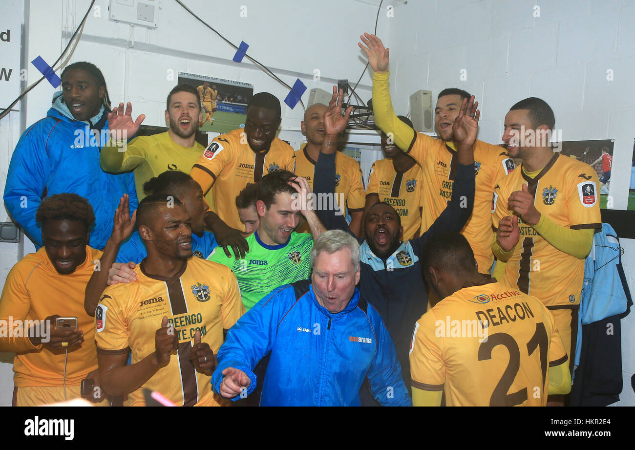 Sutton United feiern nach dem Schlusspfiff beim Emirates FA Cup vierten Vorrundenspiel am Sportplatz Borough, London. Stockfoto