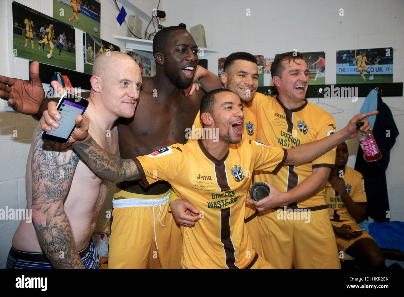 Sutton United feiern nach dem Schlusspfiff beim Emirates FA Cup vierten Vorrundenspiel am Sportplatz Borough, London. Stockfoto