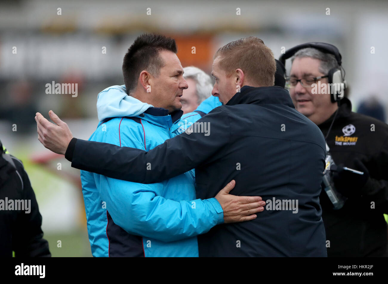 Sutton United-Trainer Paul Doswell (links) und Leeds United Manager Garry Mönch nach dem Schlusspfiff beim Emirates FA Cup vierten Vorrundenspiel am Sportplatz Borough, London. Stockfoto